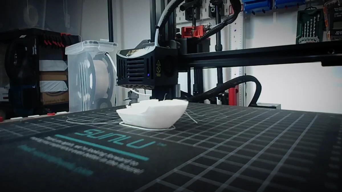3D printed Benchy on the print bed with the BigTreeTech PAD 7 controlling the printer
